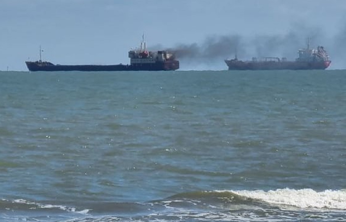 Турецкое судно загорелось рядом с побережьем Краснодарского края. Фото