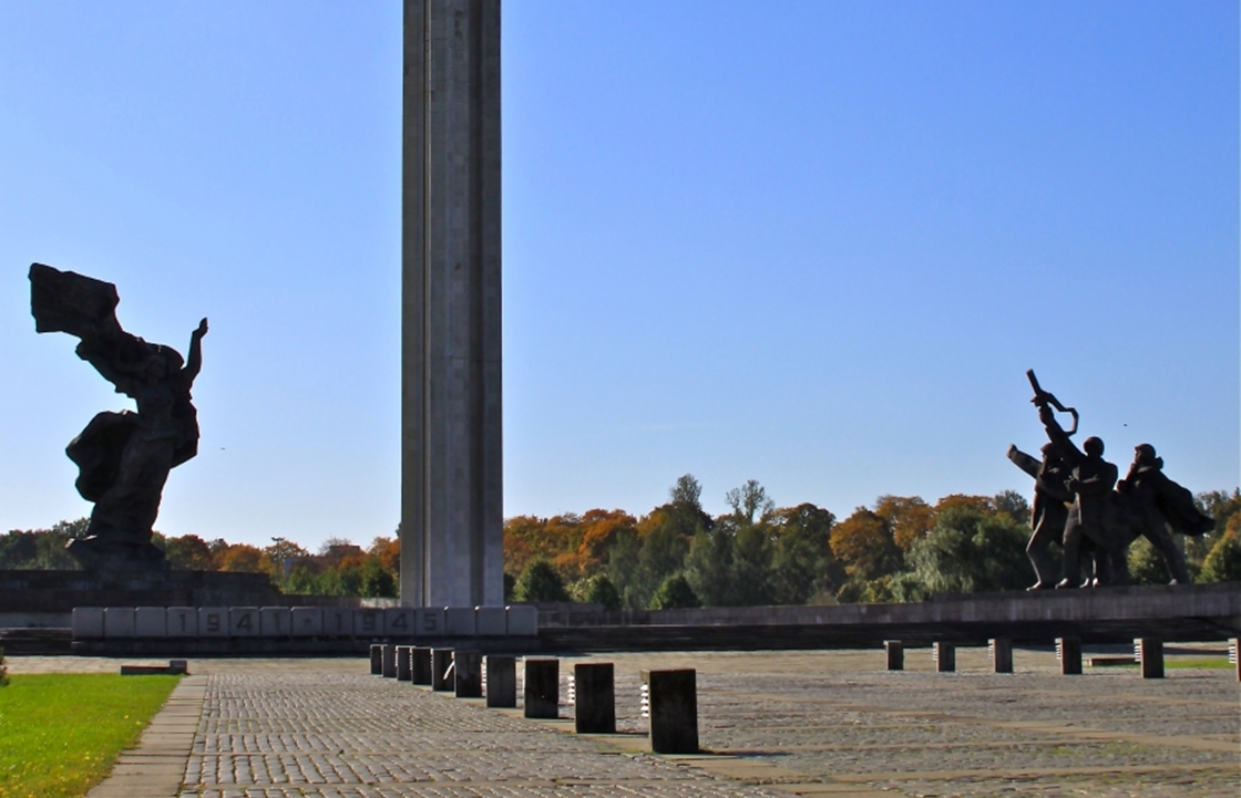 Это исторический вандализм: депутат Госдумы о сносе памятника воинам в Латвии