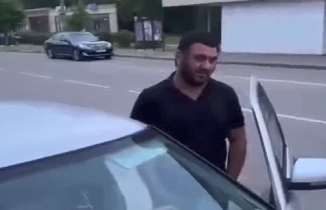 "Я Армену Калачяну позвоню, ты уйдешь": кубанец угрожает полицейским