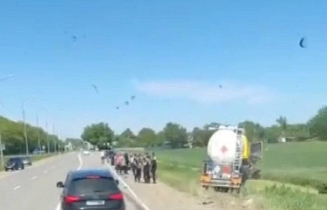 Три человека погибли в ДТП с бензовозом под Армавиром. Видео