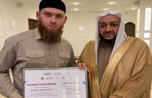 Кадыров наградил орденом своего отца лучшего чтеца Корана в мире