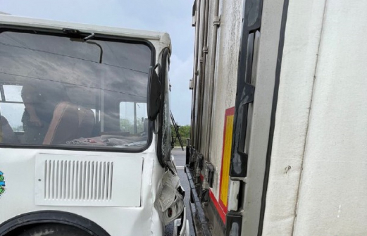 Подросток получила травмы в ДТП автобуса с КамАЗом в Крыму