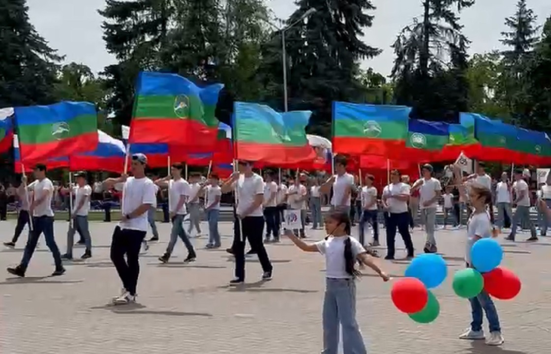 Почти две тысячи школьников Черкесска вышли на флешмоб в честь Дня России