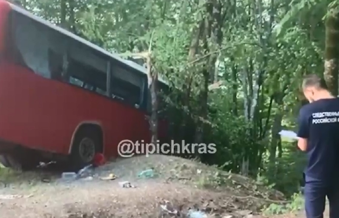 СКР возбудил дело после аварии со студенческим автобусом на Кубани. Видео