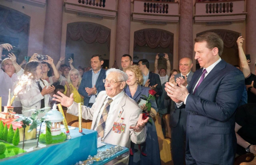 Путин, Кондратьев и Газманов поздравили со 100-летием ветерана из Сочи