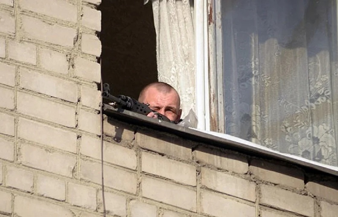Пьяный астраханец с балкона стрелял в прохожих. Ранен ребенок