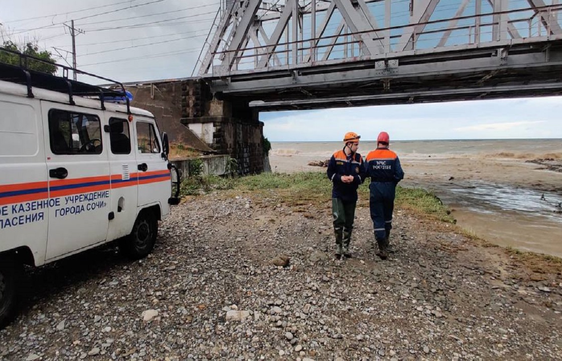 В Сочи обнаружены тела двух женщин, которых река унесла в Черное море