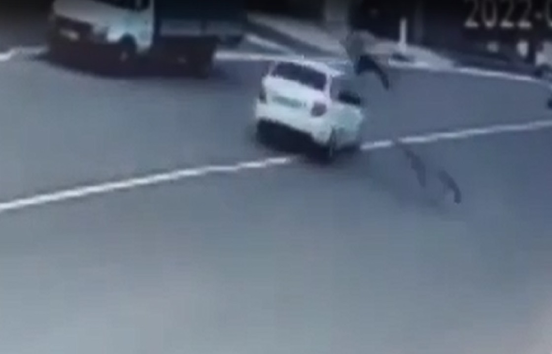 Автомобиль на скорости сбил велосипедиста в Дагестане. Видео 18+
