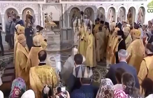 Патриарх Кирилл упал во время богослужения в Новороссийске. Видео