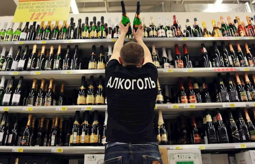 Виски, ром, вино: волгоградский подросток украл в супермаркете 23 бутылки алкоголя