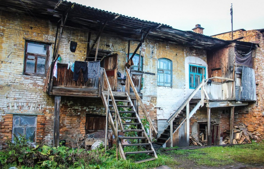 Чиновник из Крыма остался на свободе за покупку разваливающегося дома сироте