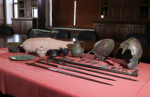 Древние шлемы и драгоценные накладки изъяли у "черных археологов" на Кубани