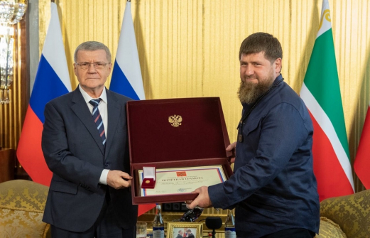 Путин наградил Кадырова почетной грамотой