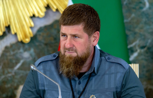 Кадыров пригрозил жестокими муками тем, кто поднял флаг ЛГБТ над мечетью