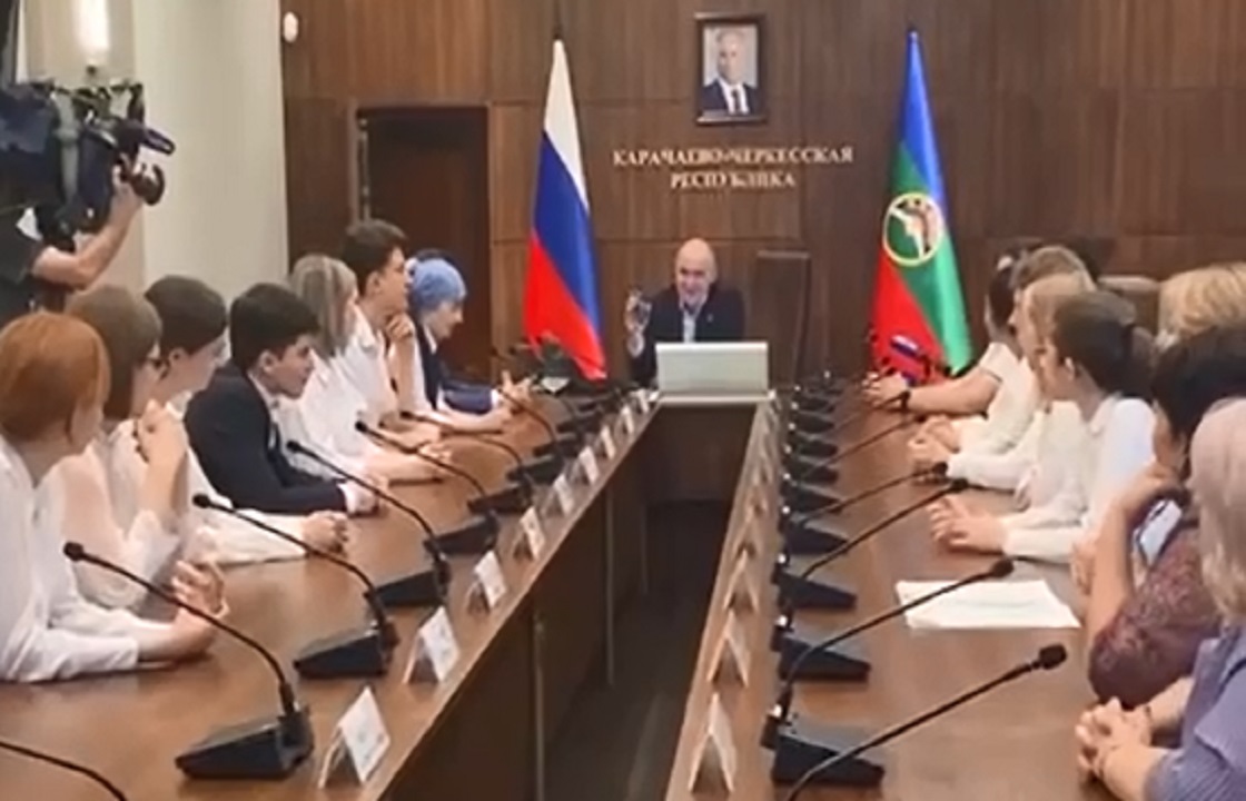 Рашид Темрезов встретился со стобалльниками Карачаево-Черкесии