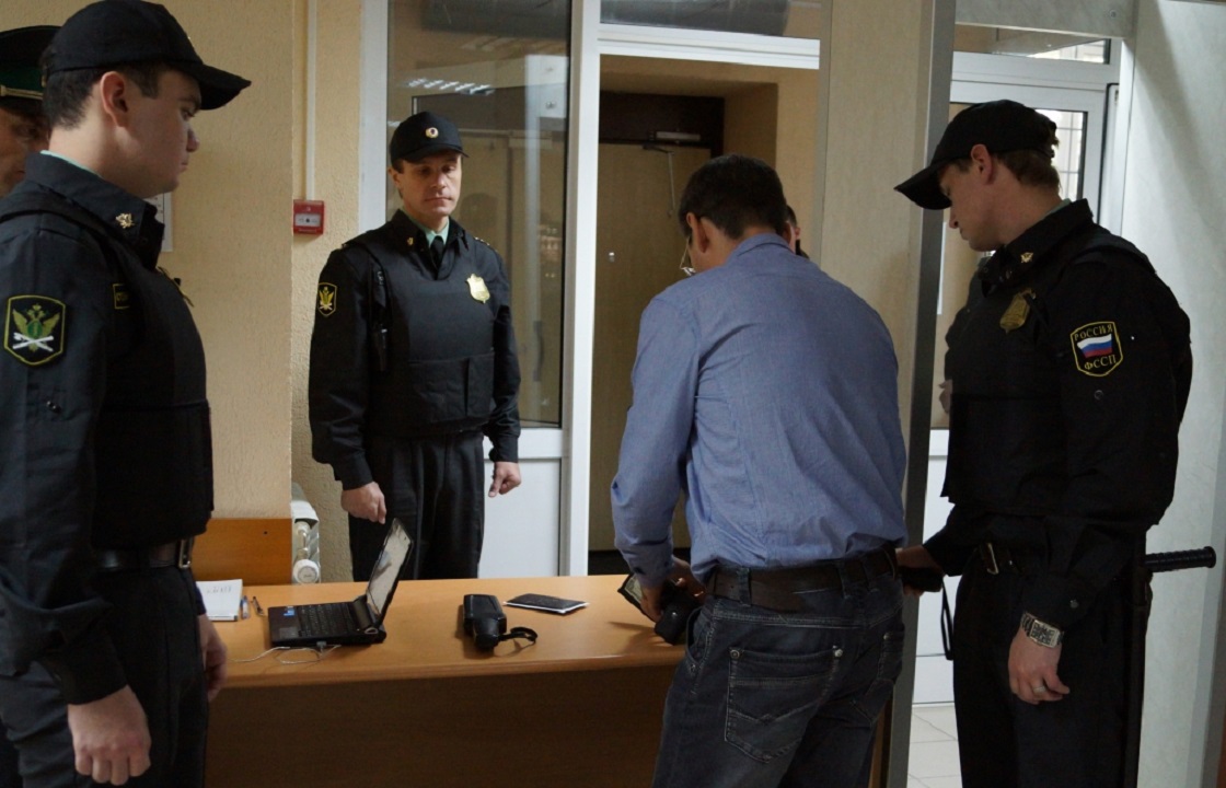Оружие и боеприпасы попытались внести в суды Краснодарского края
