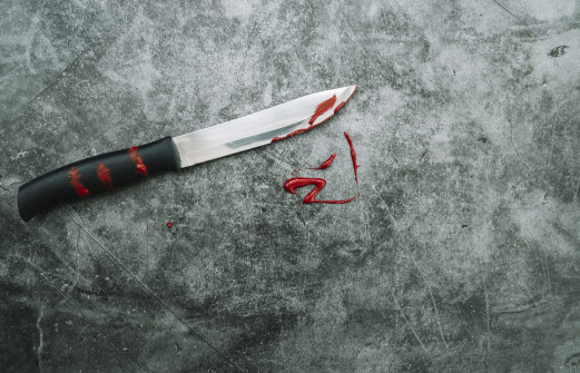 Житель Элисты напал с ножом на мать с ребенком