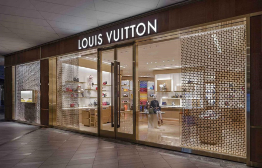 За Louis Vuitton: мэра Махачкалы сняли в люксовом магазине Турции