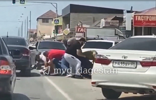 Массовая драка с "обочечниками" произошла в Дагестане. Видео 18+