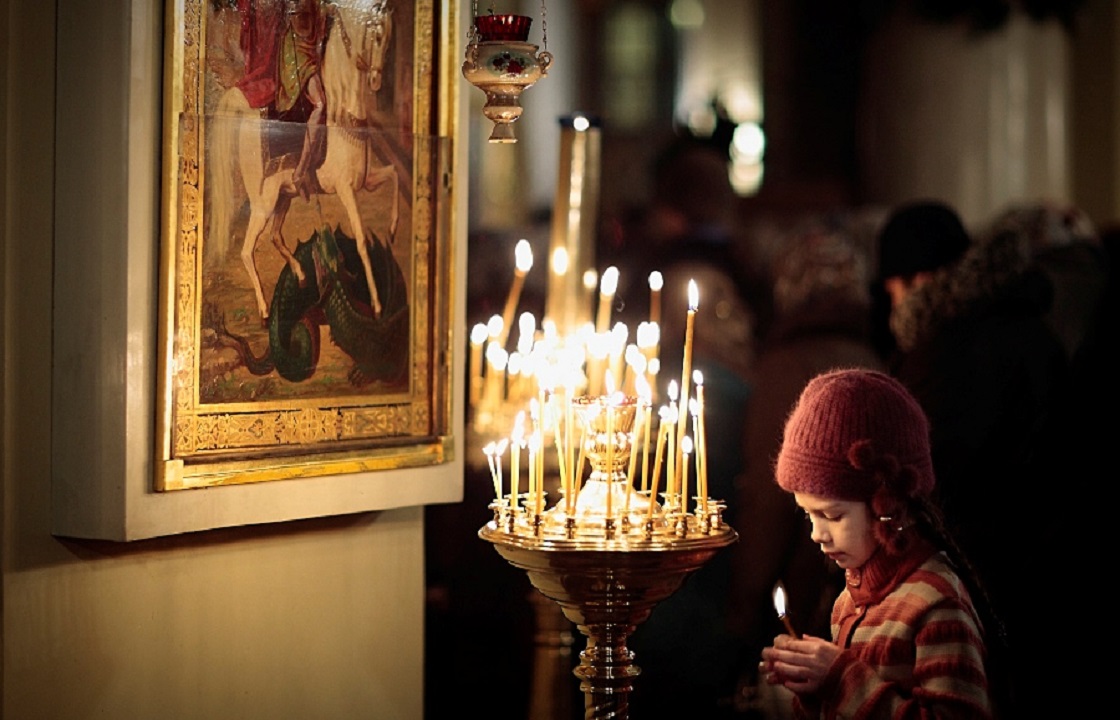 Можно ли молиться перед иконой. Молитва в церкви. Православный храм. Дети в храме. Люди молятся в церкви.