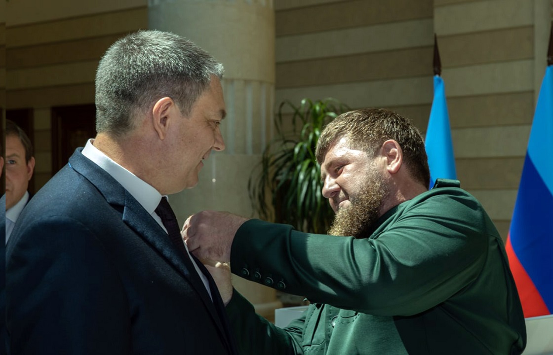 Ордена Кадырова вручили секретарю "Единой России" и главе ЛНР