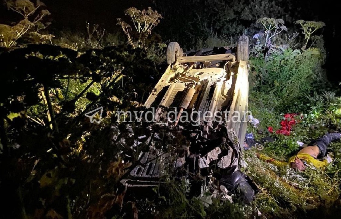 Машина с тремя туристами сорвалась со 100-метрового обрыва в Дагестане