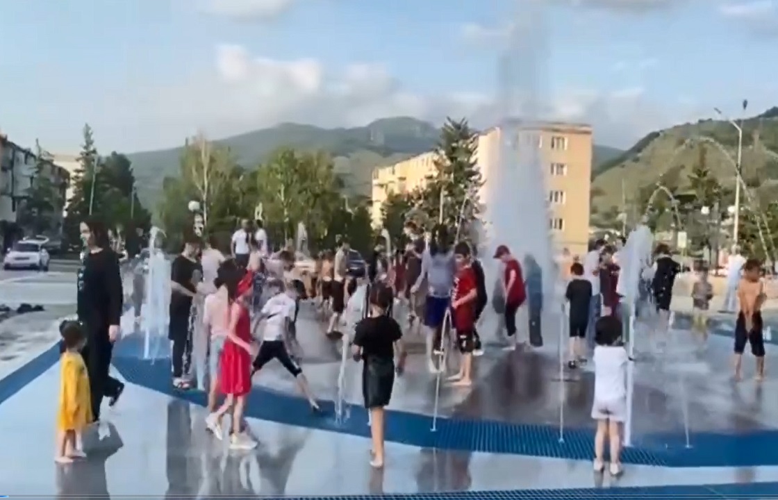 В Черкесске в тестовом режиме запущен светомузыкальный фонтан