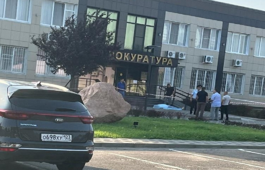 Экс-глава района застрелился перед прокуратурой на Кубани. Подробности