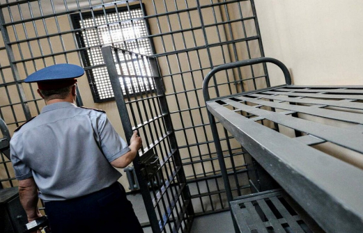Снабжавший арестантов телефонами сотрудник СИЗО Новороссийска получил три года