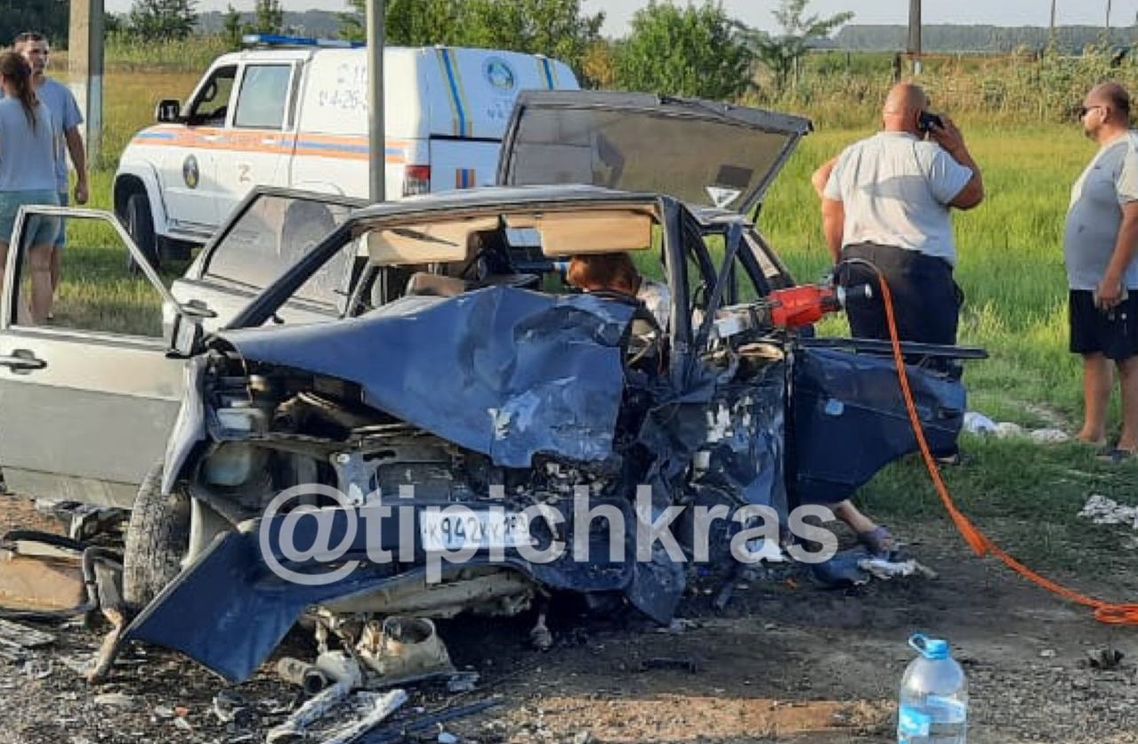 Ехавшая из роддома семья разбилась на трассе под Краснодаром. Фото