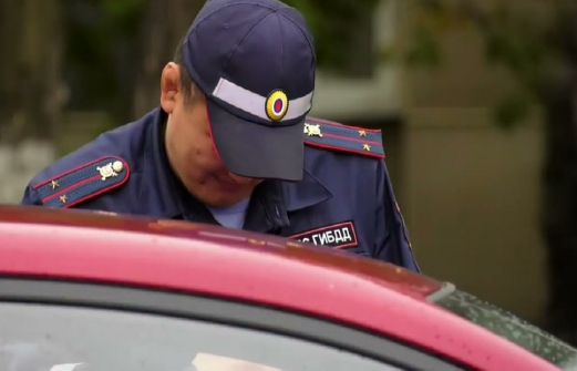 Инспектора ДПС из Астрахани задержали за взятку