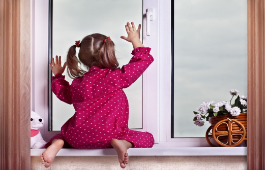 Двухлетняя девочка выпала из окна многоэтажки в Грозном