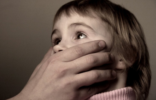 Работник из Кизляра развращал четырехлетнюю дочь хозяйки дома