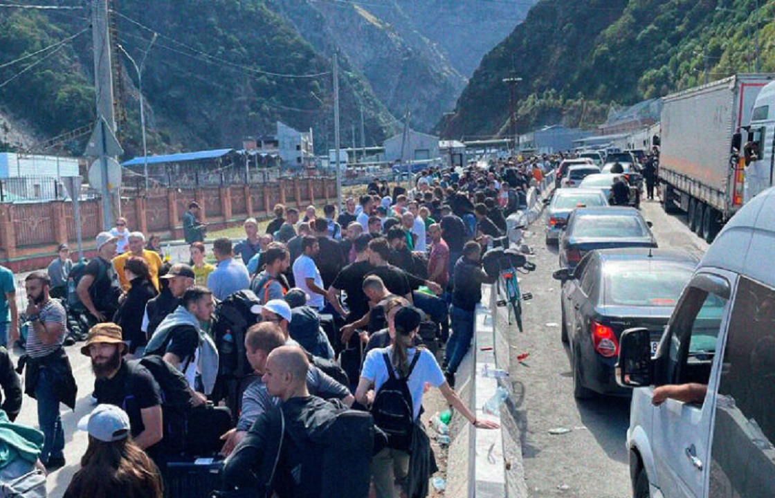 Почти 100 машин бросили бегущие от мобилизации на российско-грузинской границе