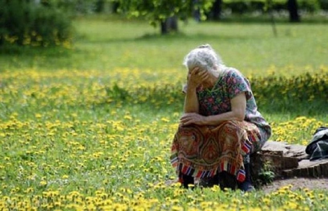 Старые женщины на природе. Бабушка в поле. Бабушка в лесу. Бабушка в деревне со спины. Пожилая женщина идет по деревне.