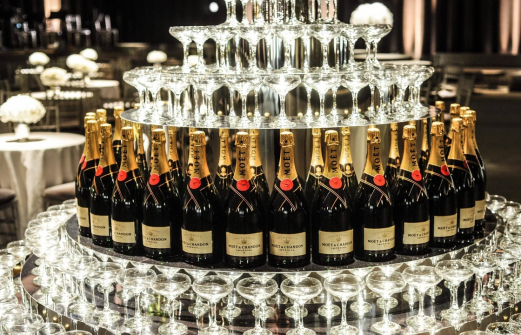 Всем шампанского: укравший 2 млн рублей приезжий в Сочи потратил их за несколько часов