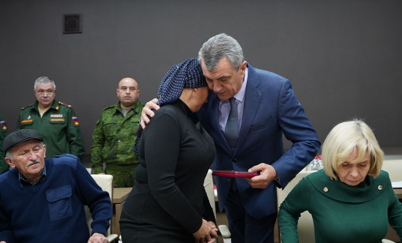 Родным погибших в СВО передали награды в Северной Осетии