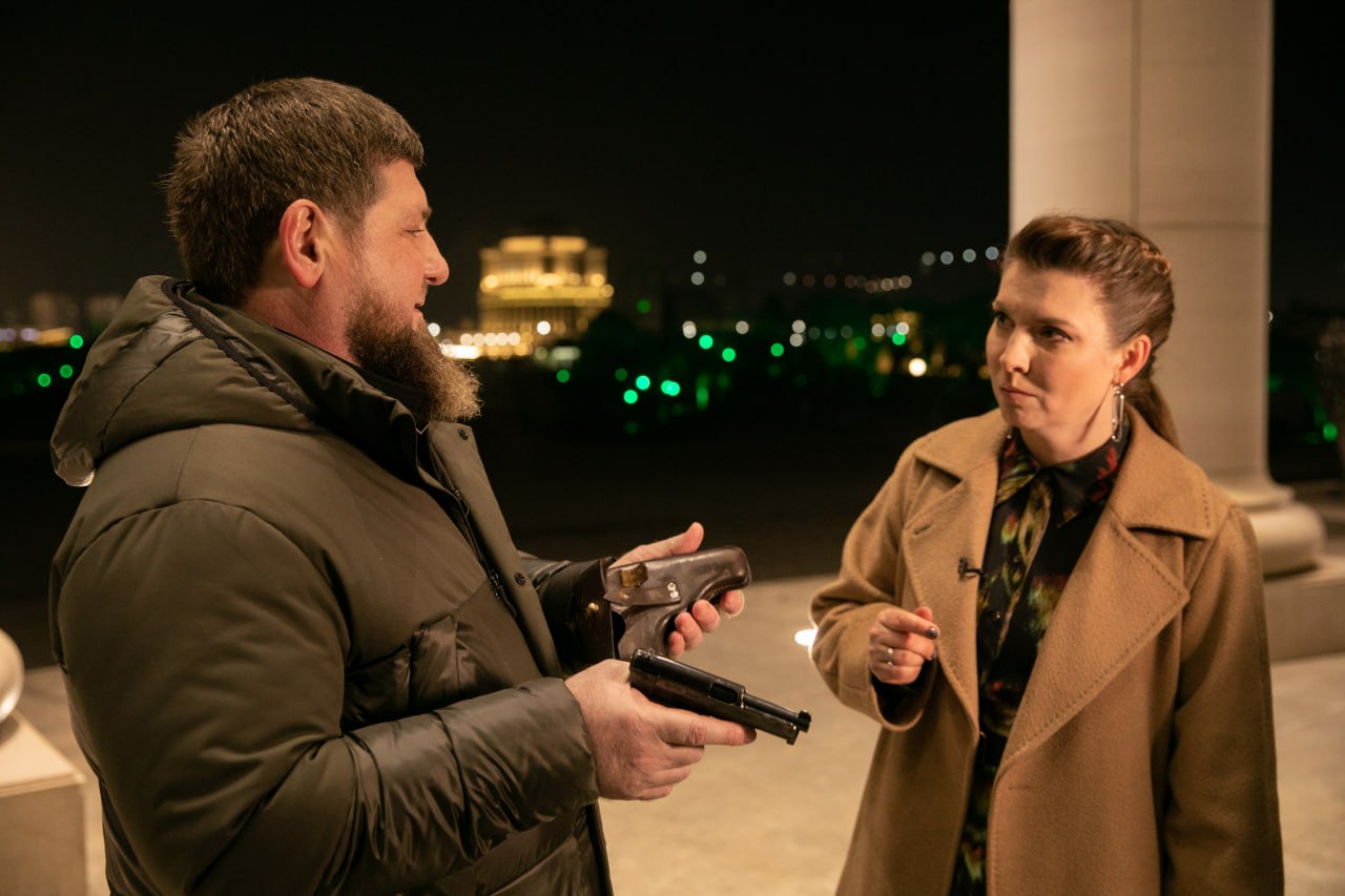 прическа кадырова. дворец рамзана кадырова. мединский кадыров. иса тумхаджиев и рамзан кадыров. рамзан кадыров 2023.