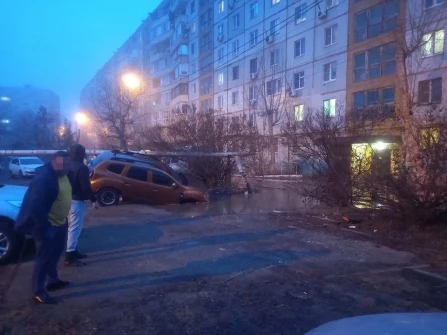 В Астрахани машина провалилась под землю