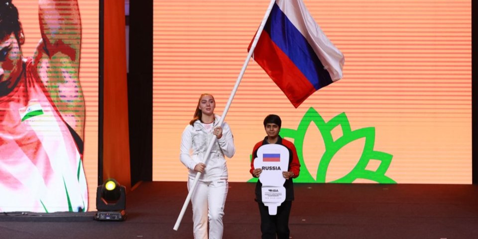 Спортсменка из Ставрополья пронесла российский флаг на открытии ЧМ по боксу в Индии