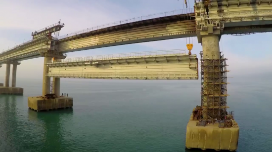 На Крымском мосту завершается восстановление железнодорожных пролетов
