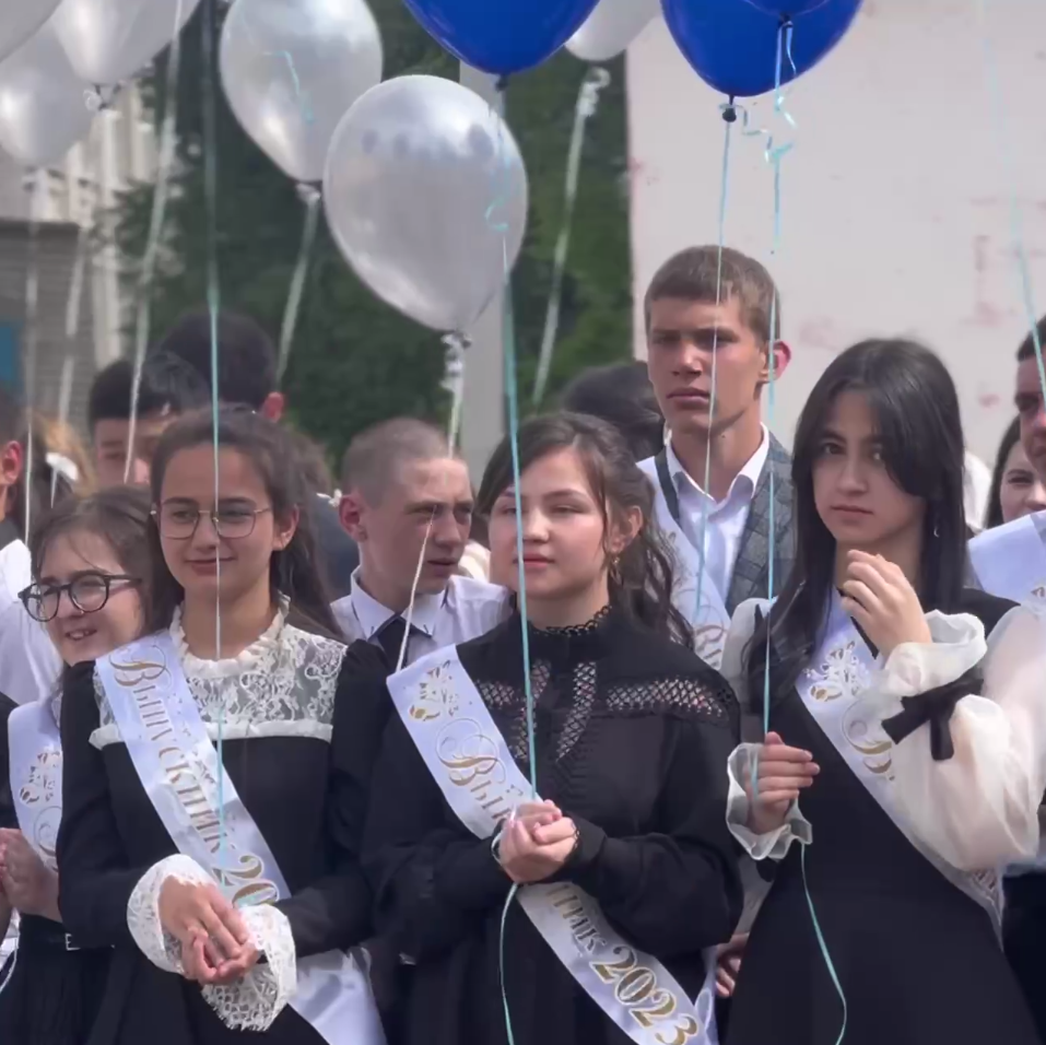 Рашид Темрезов поздравил школьников с последним звонком