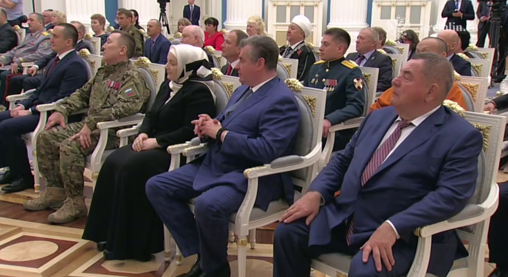 Владимир Путин в Екатерининском зале Кремля вручил государственные награды