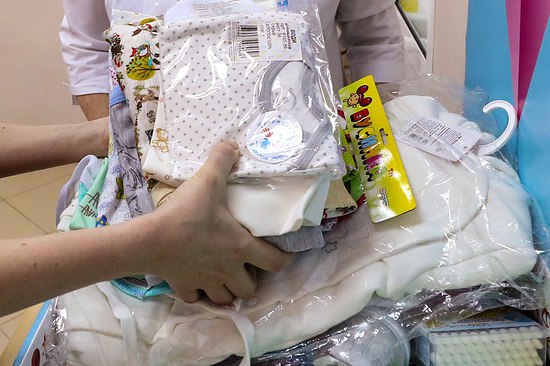 Власти Ставрополья с 2024 года будут вручать матерям новорожденных подарочные боксы с необходимыми для детей вещами