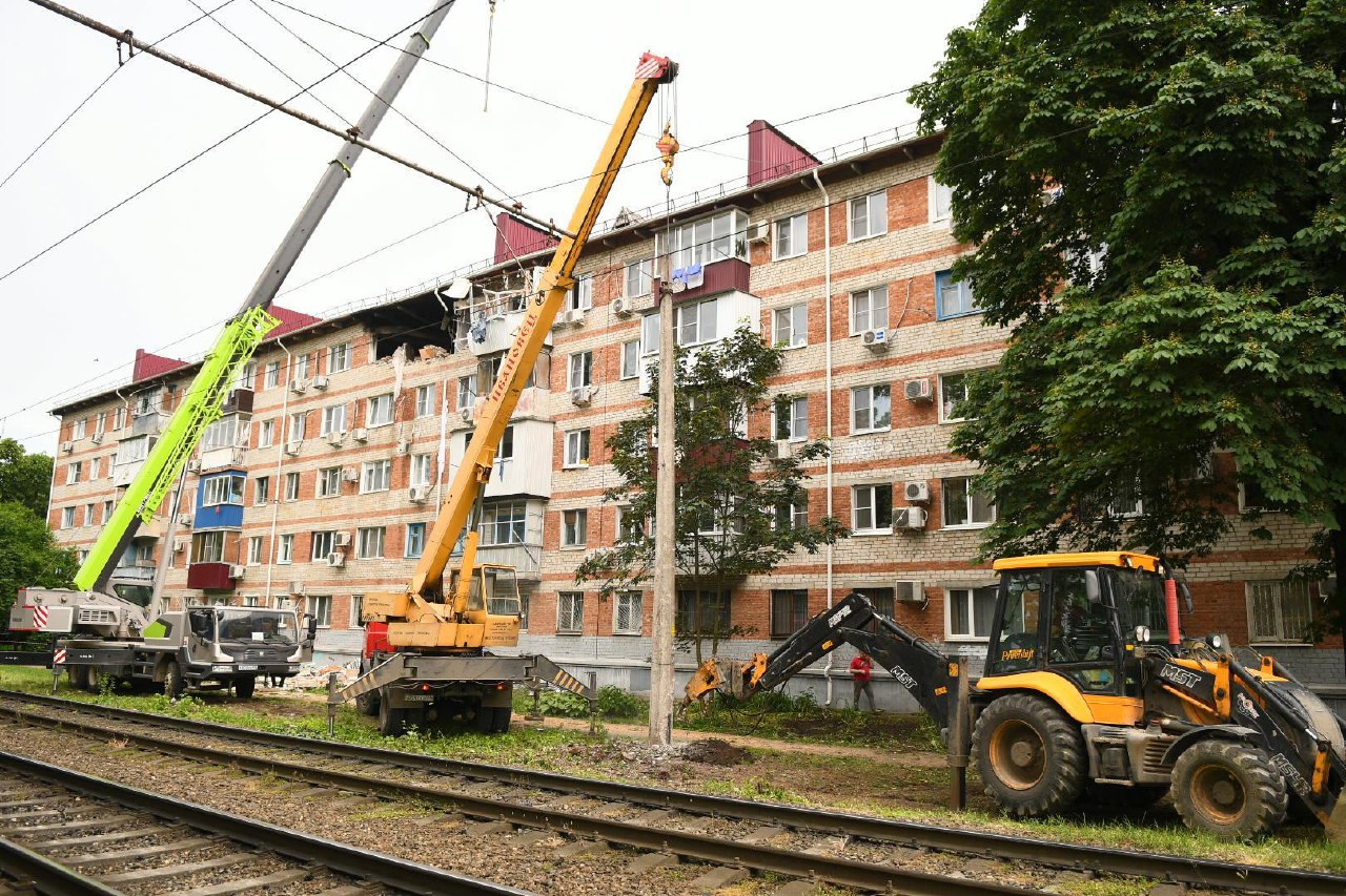 Повреждённую часть крыши дома на улице Клинической в Краснодаре начали разбирать
