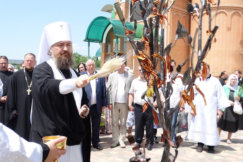В Краснодаре освятили «дерево-памятник» в честь погибших участников СВО