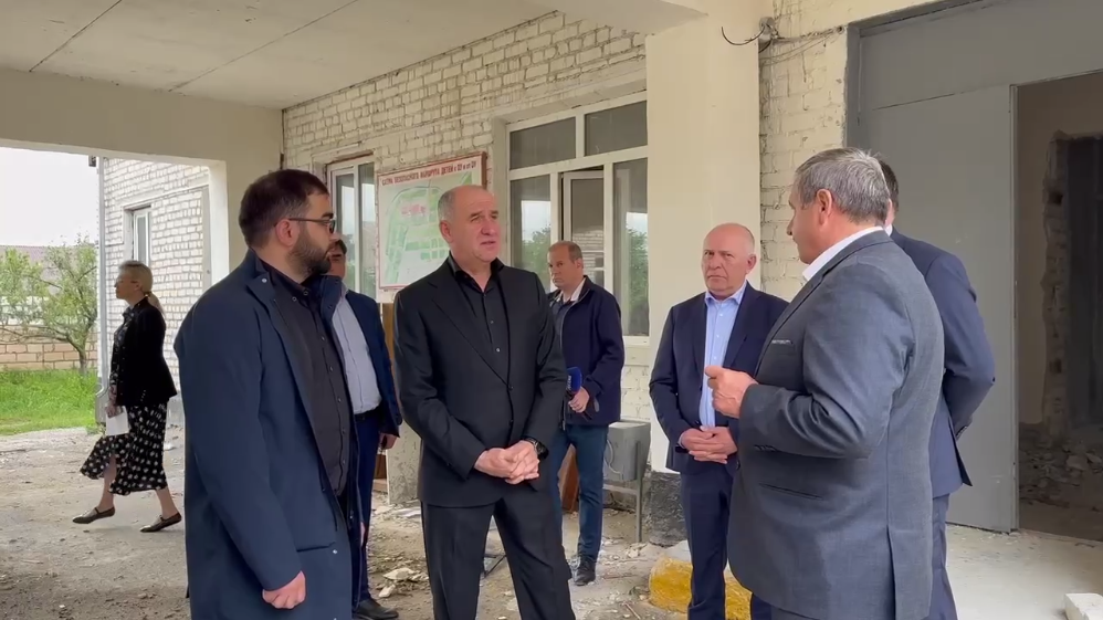 Глава Карачаево-Черкесии Рашид Темрезов находится  с рабочим визитом в Усть-Джегутинском районе