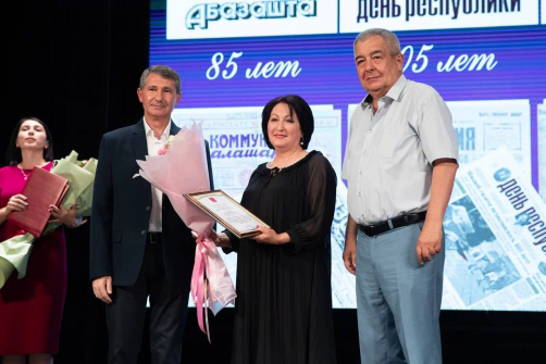 Глава КЧР Рашид Темрезов поздравил три печатных СМИ Карачаево-Черкесии с юбилеем