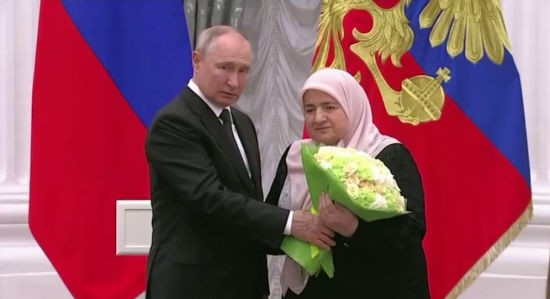 Президент России Владимир Путин сегодня вручил орден Почёта матери главы Чечни Рамзана Кадырова