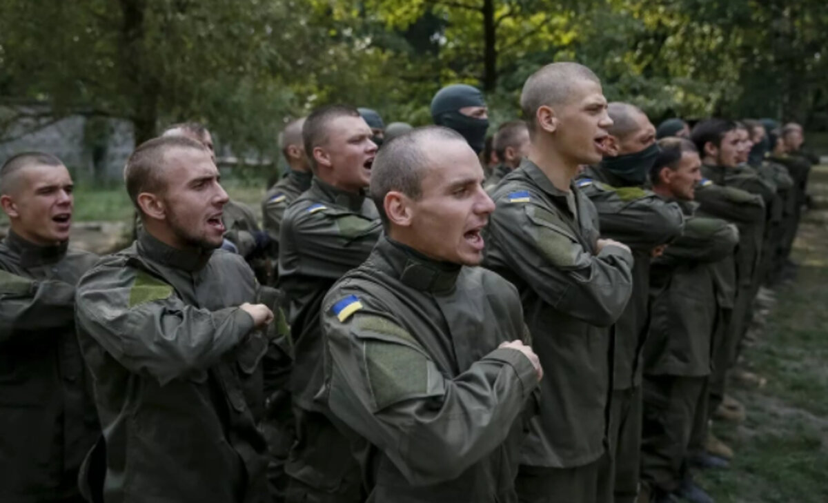 Немецкие военные инструкторы отказались обучать украинцев с нацистскими татуировками